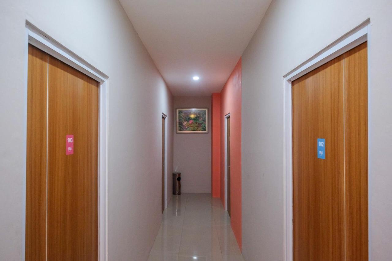 Sans Hotel Tiga Putri Semarang By Reddoorz Dış mekan fotoğraf