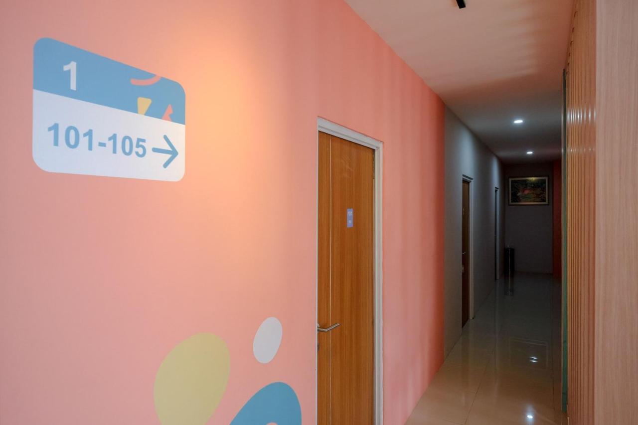 Sans Hotel Tiga Putri Semarang By Reddoorz Dış mekan fotoğraf