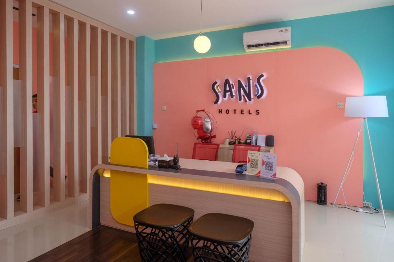 Sans Hotel Tiga Putri Semarang By Reddoorz Dış mekan fotoğraf