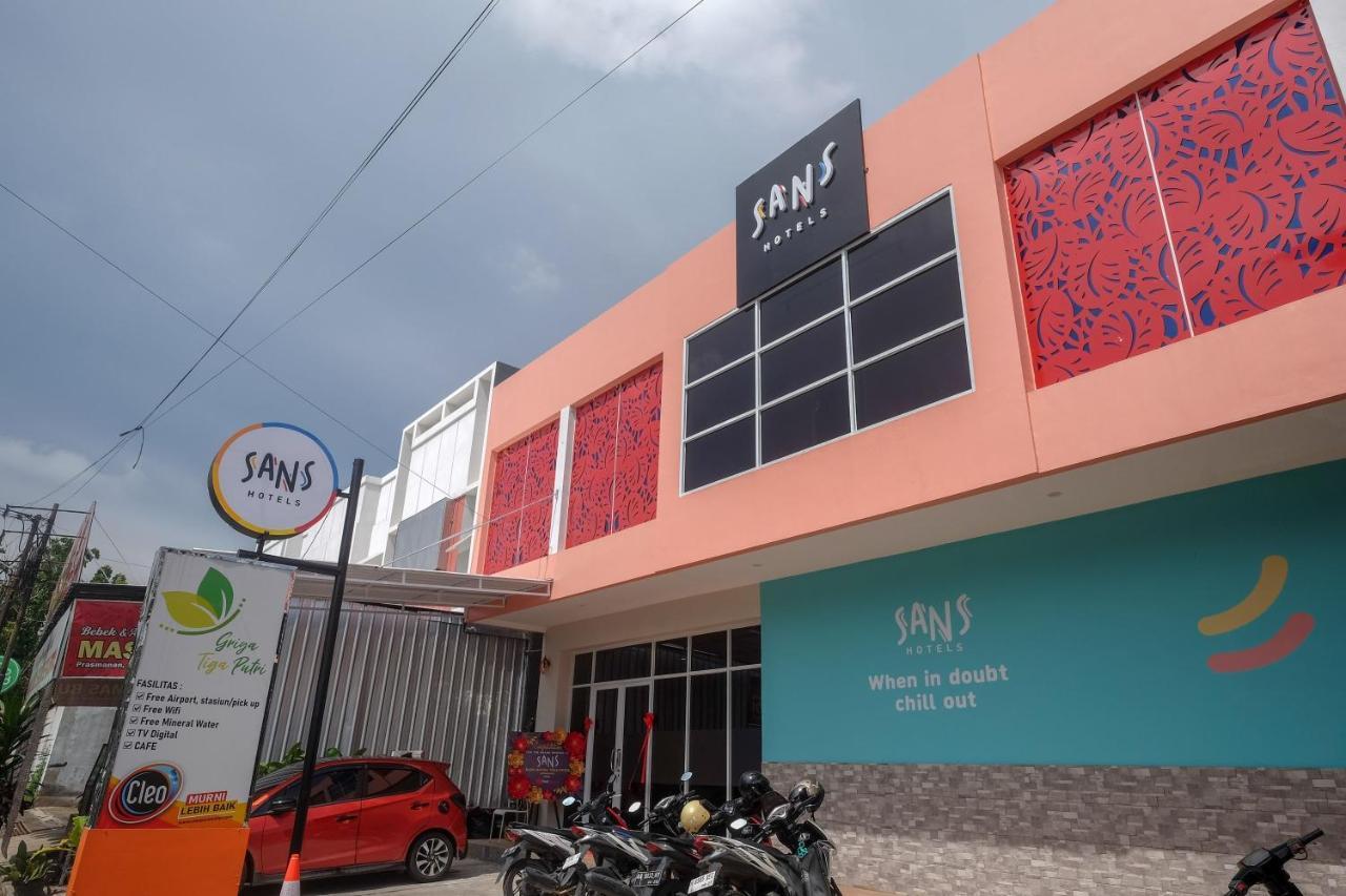 Sans Hotel Tiga Putri Semarang By Reddoorz Dış mekan fotoğraf
